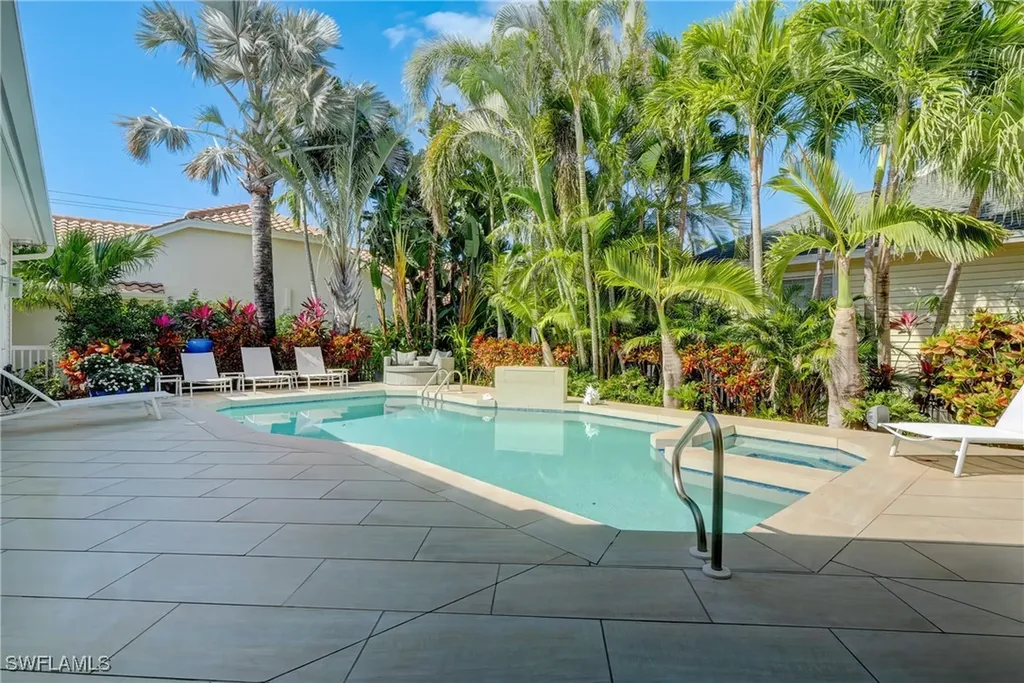 687 9th Avenue S Naples FL 34102