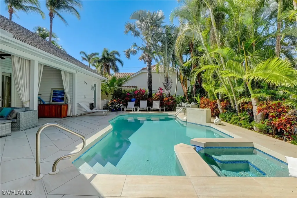687 9th Avenue S Naples FL 34102