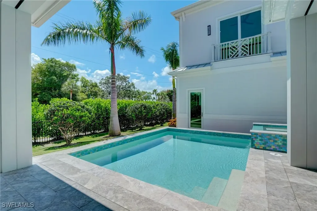 888 10th Avenue S Naples FL 34102