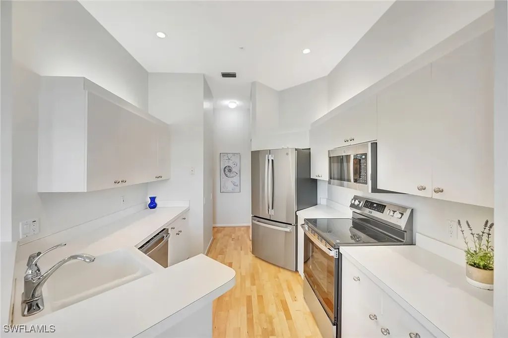 400 L'ambiance Circle Naples FL 34108