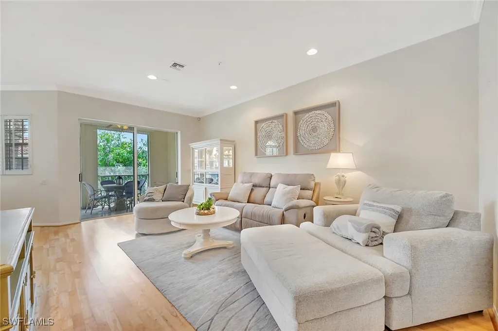 400 L'ambiance Circle Naples FL 34108