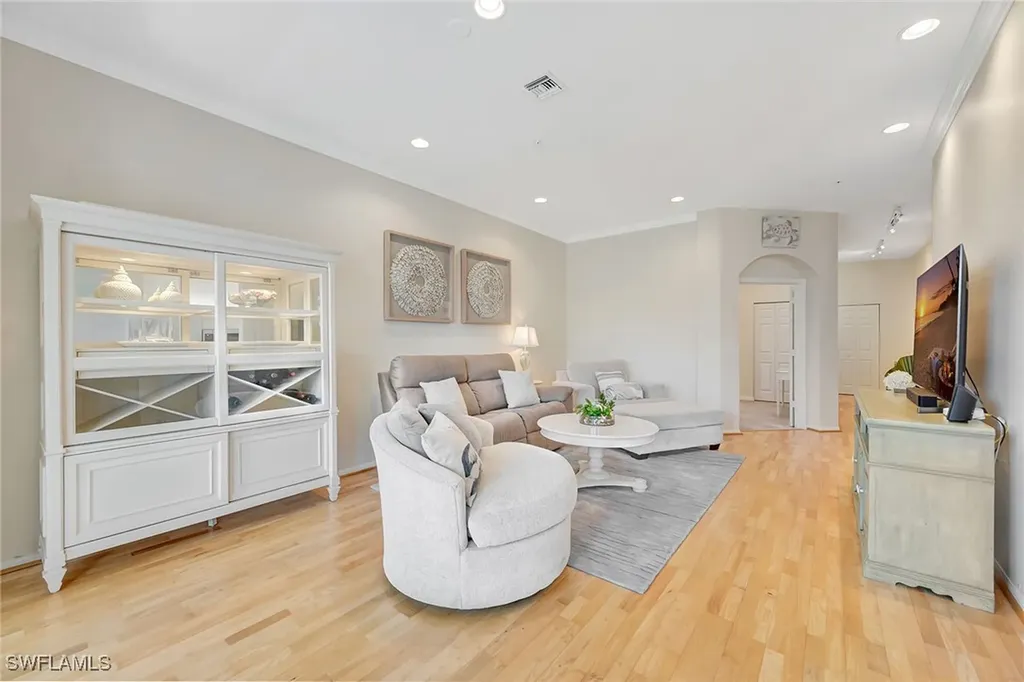 400 L'ambiance Circle Naples FL 34108