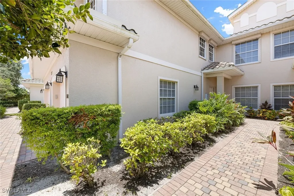 8177 Saratoga Drive Naples FL 34113