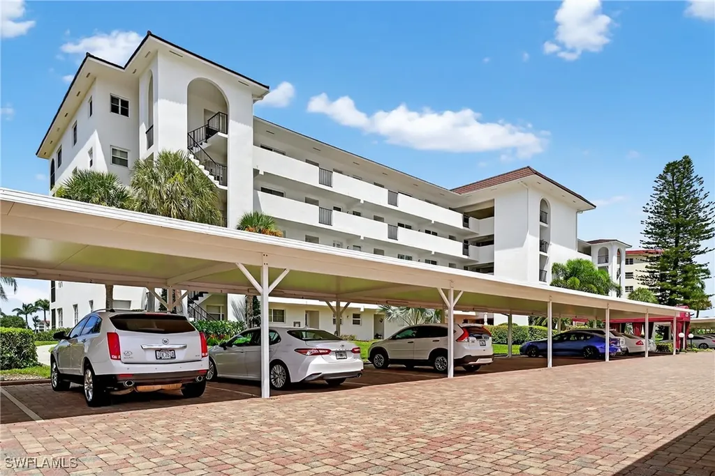 29 High Point Circle E Naples FL 34103