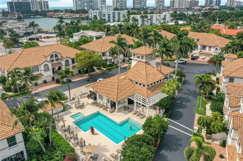 269 Colonde Circle Naples FL 34103