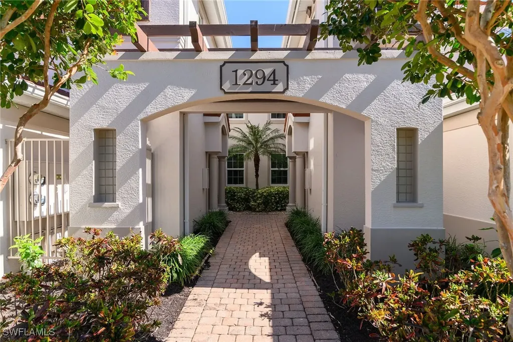 1294 Rialto Way Naples FL 34114