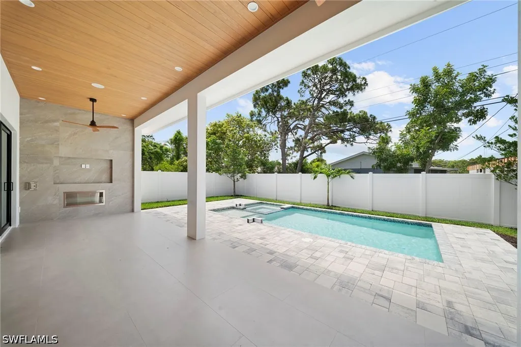 638 93rd Avenue N Naples FL 34108