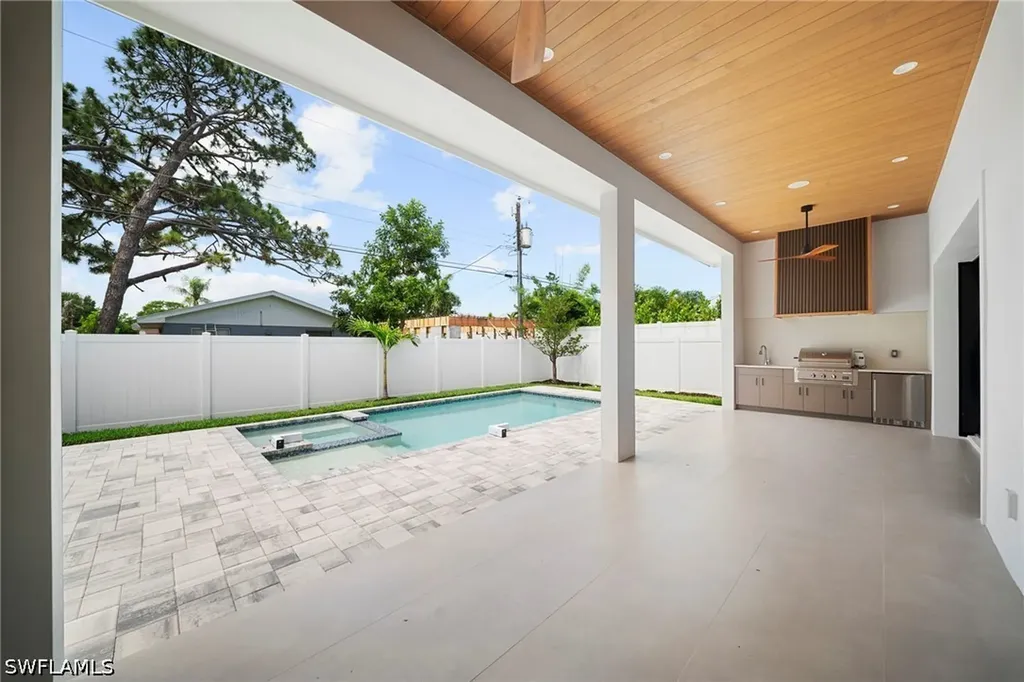 638 93rd Avenue N Naples FL 34108