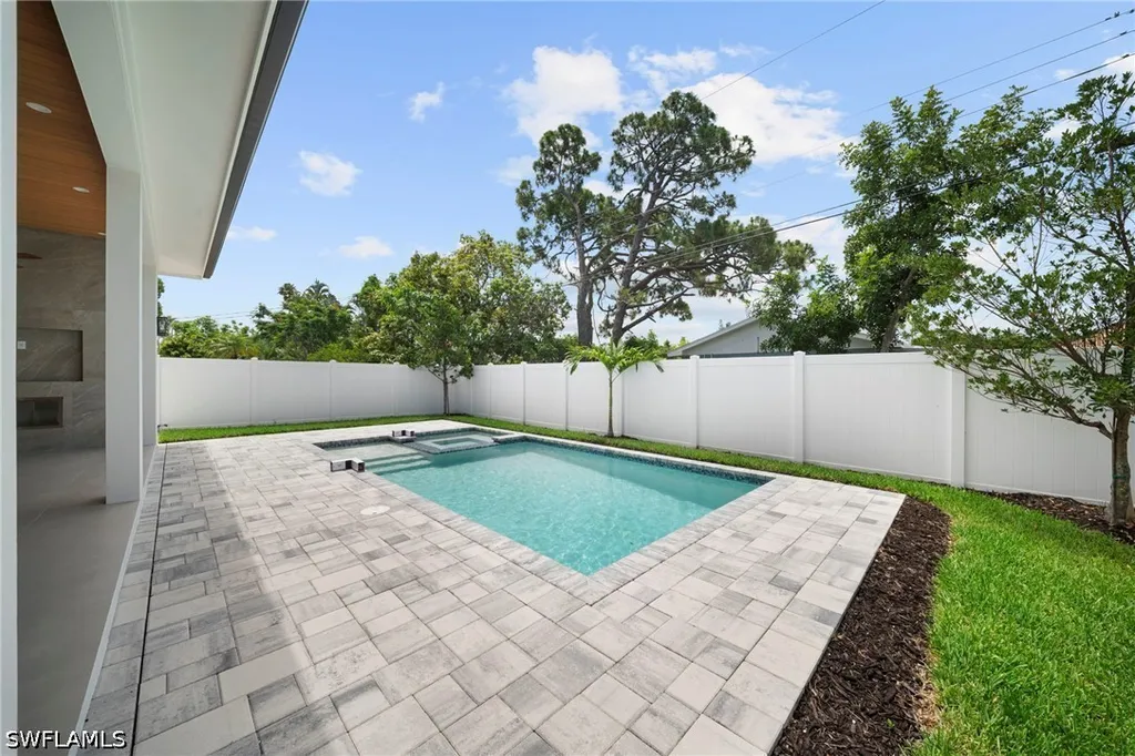 638 93rd Avenue N Naples FL 34108