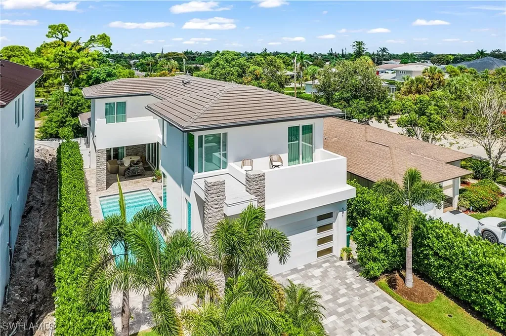 591 93rd Avenue N Naples FL 34108
