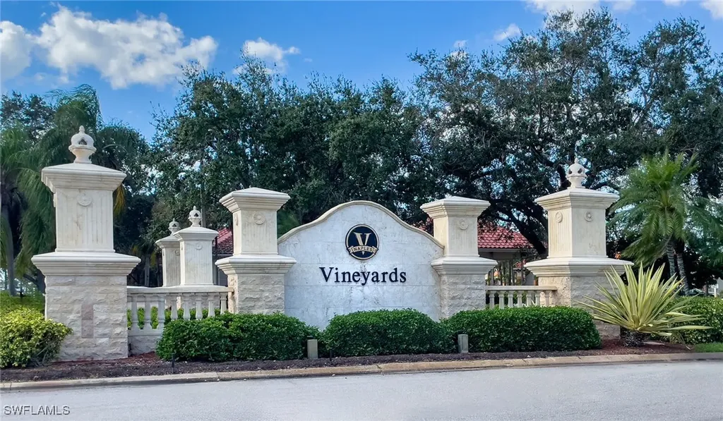66 Fountain Circle Naples FL 34119