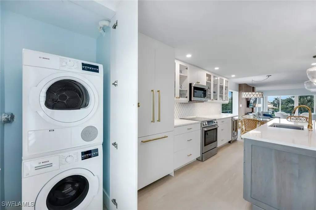 305 Park Shore Drive Naples FL 34103