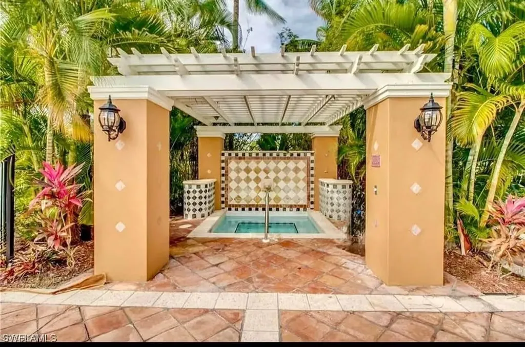 1240 Wildwood Lakes Boulevard Naples FL 34104