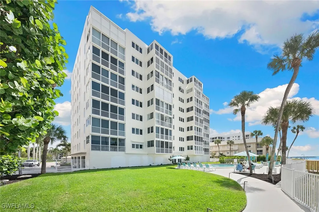 2885 Gulf Shore Boulevard N Naples FL 34103