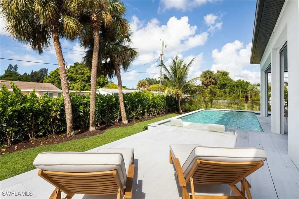 1257 11th Court N Naples FL 34102