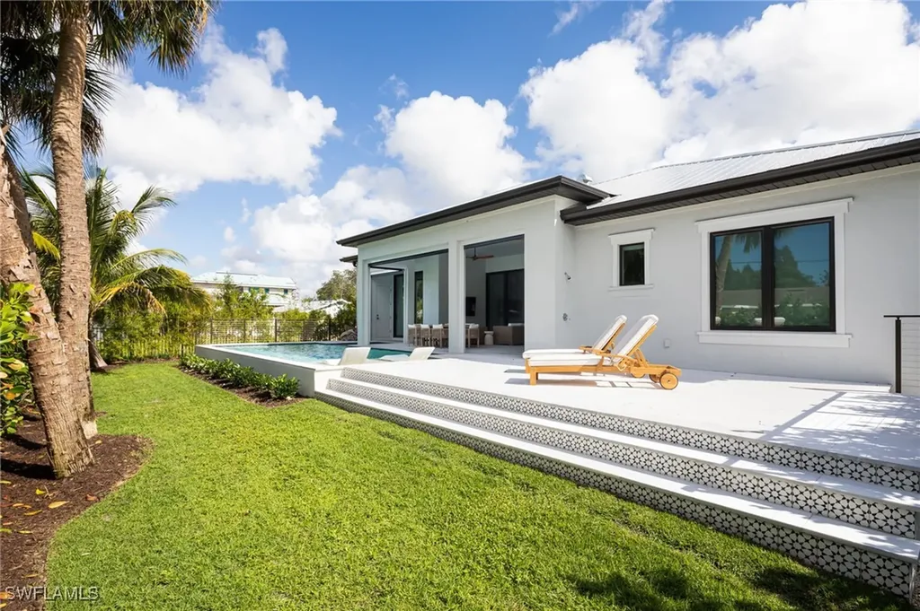 1257 11th Court N Naples FL 34102