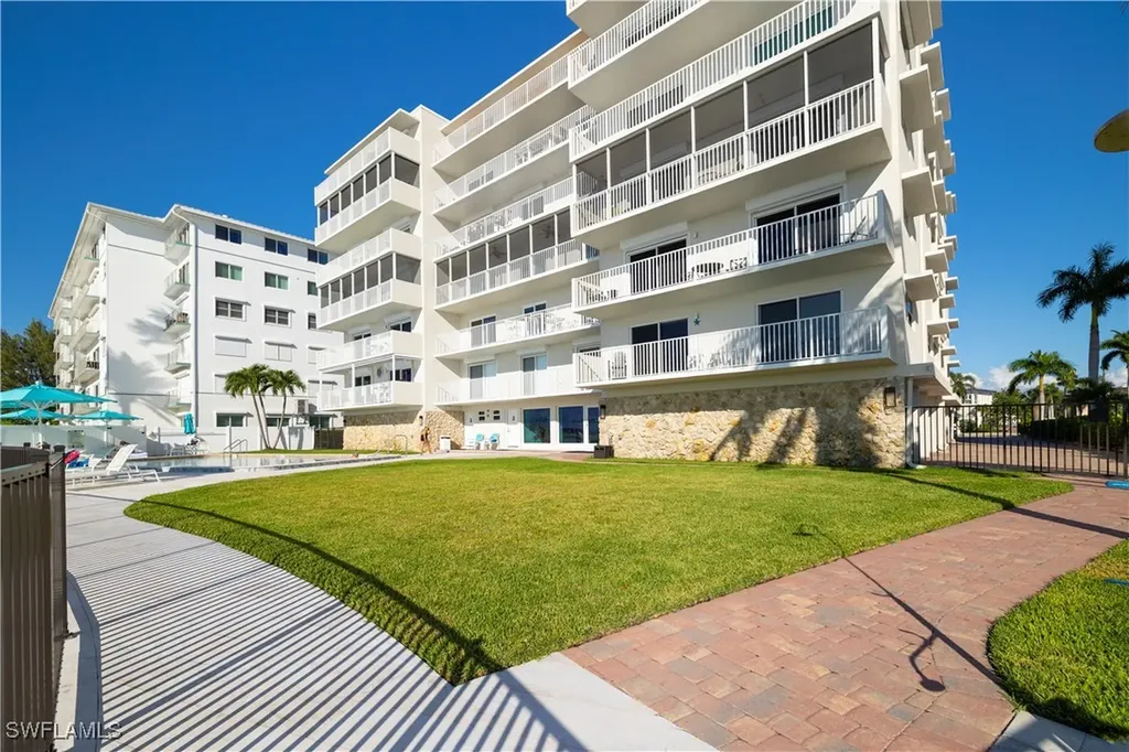 1977 Gulf Shore Boulevard N Naples FL 34102