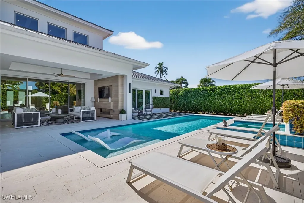 405 7th Avenue N Naples FL 34102