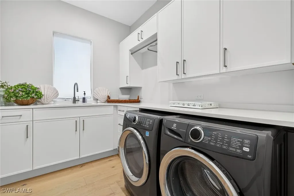 405 7th Avenue N Naples FL 34102