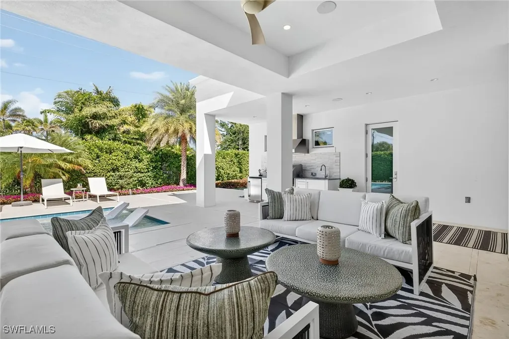 405 7th Avenue N Naples FL 34102