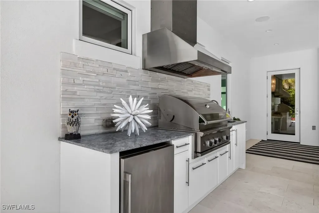 405 7th Avenue N Naples FL 34102