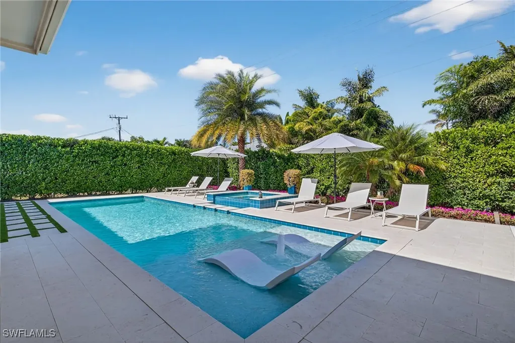 405 7th Avenue N Naples FL 34102