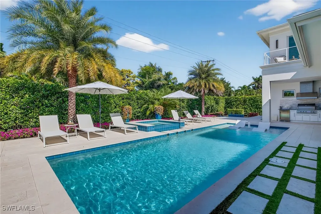 405 7th Avenue N Naples FL 34102