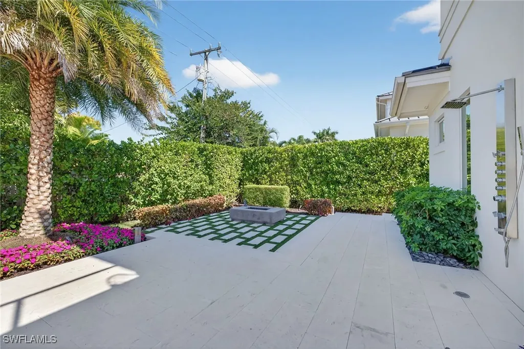 405 7th Avenue N Naples FL 34102