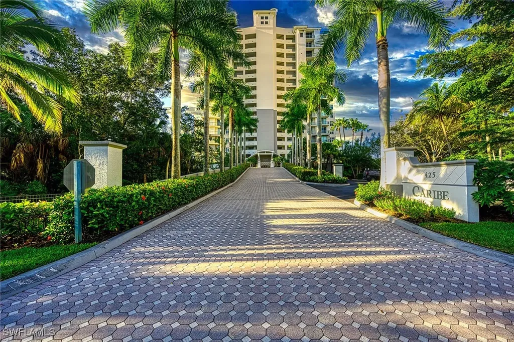 Naples FL, 425 Cove Tower Drive, Unit 304