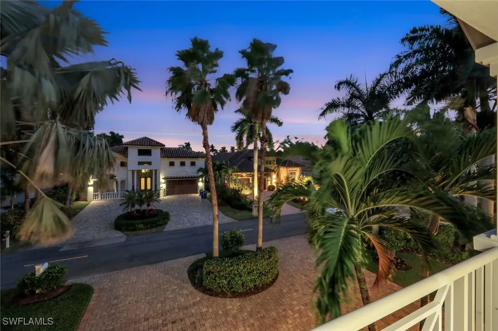699 Fairway Terrace Naples FL 34103