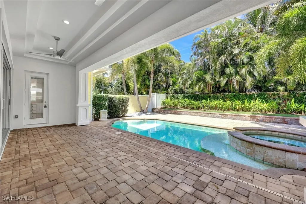 699 Fairway Terrace Naples FL 34103