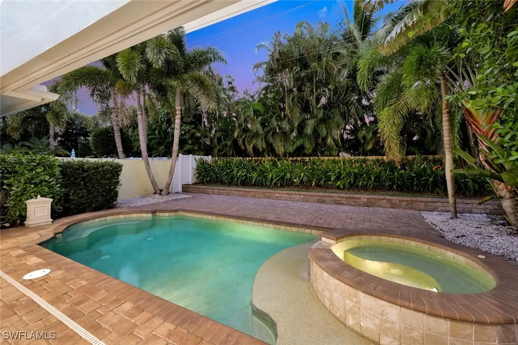 699 Fairway Terrace Naples FL 34103