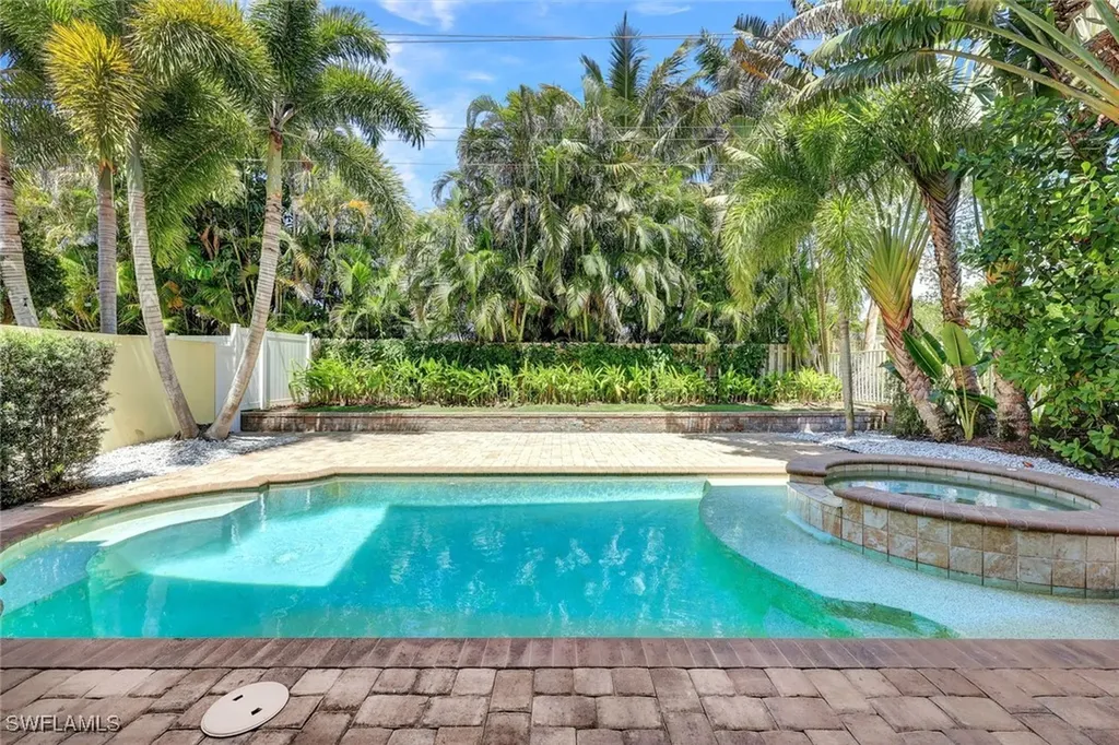 699 Fairway Terrace Naples FL 34103