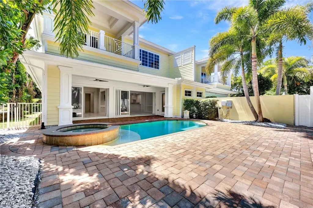 699 Fairway Terrace Naples FL 34103