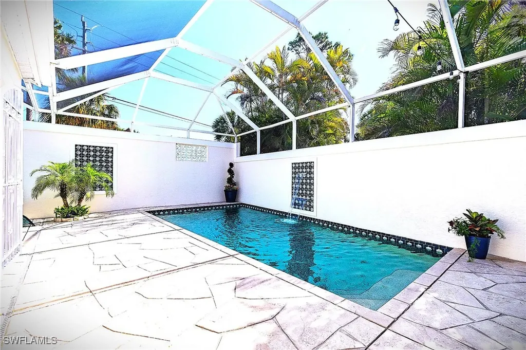 102 Palm Frond Court Naples FL 34104