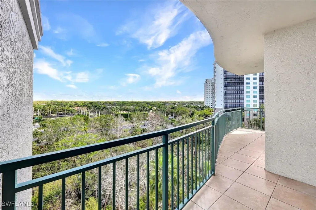 425 Cove Tower Drive Naples FL 34110