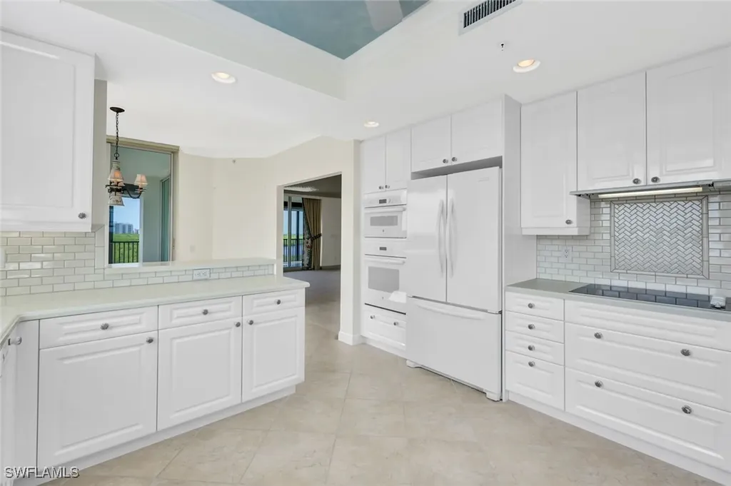 425 Cove Tower Drive Naples FL 34110