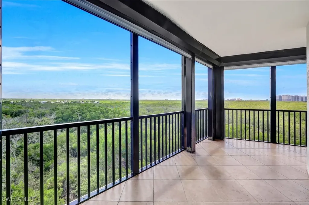 425 Cove Tower Drive Naples FL 34110