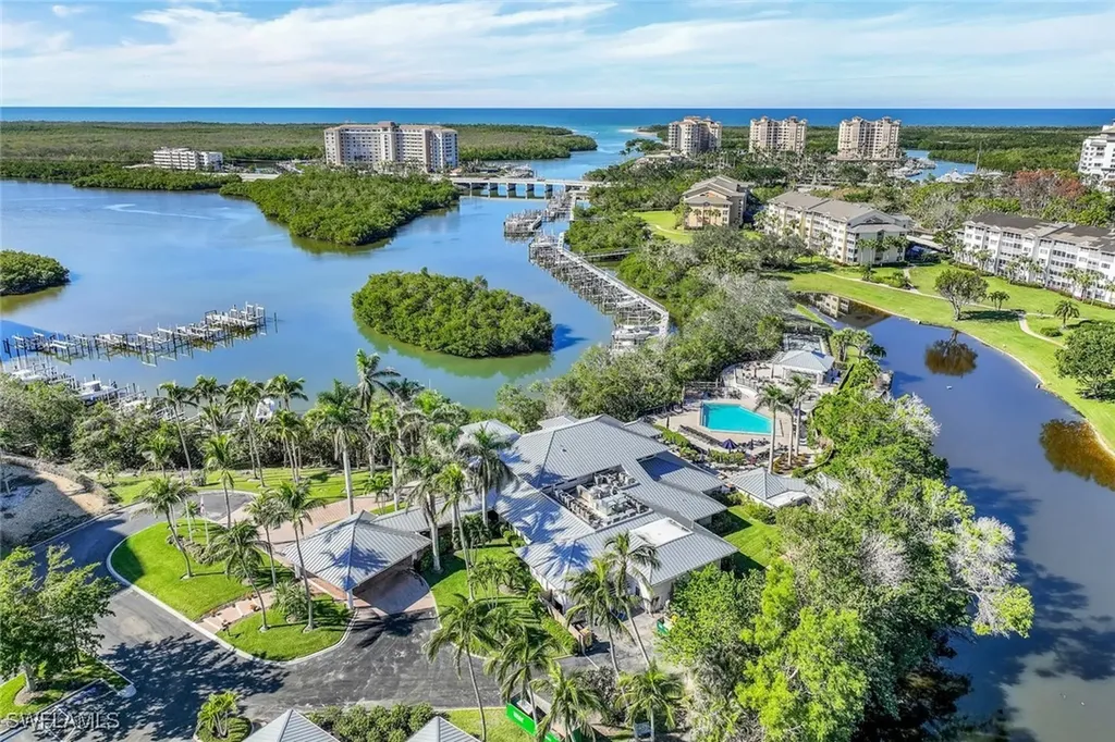 425 Cove Tower Drive Naples FL 34110