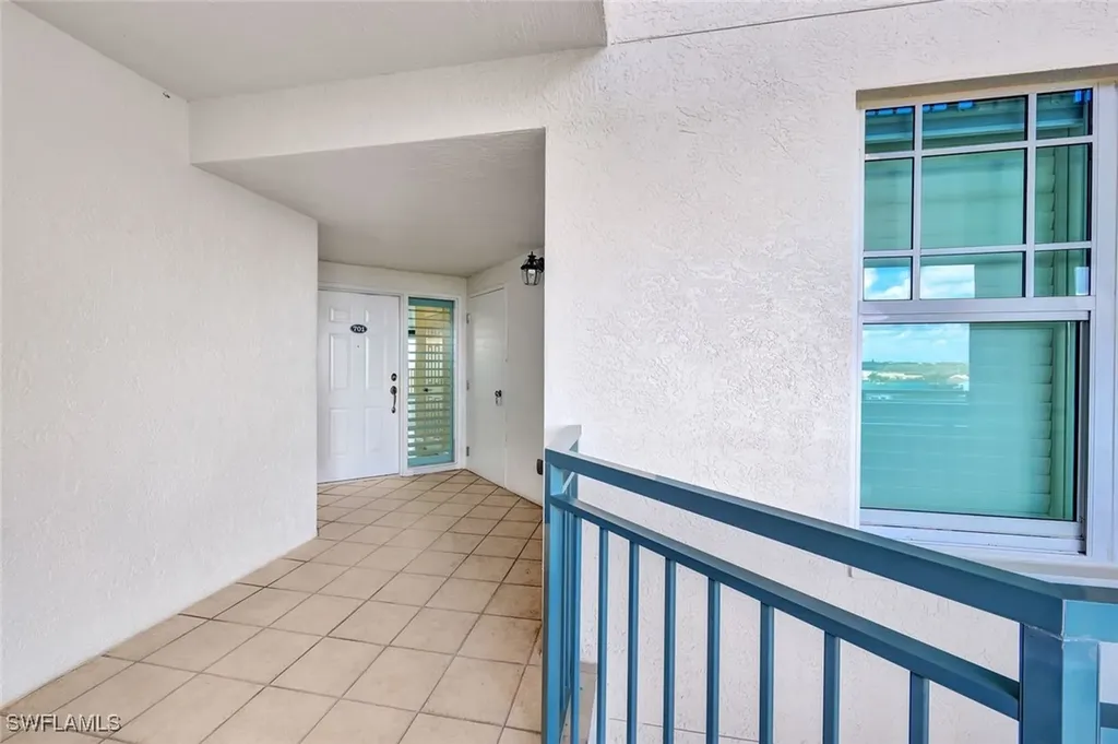 425 Cove Tower Drive Naples FL 34110