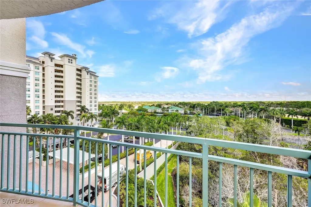 425 Cove Tower Drive Naples FL 34110