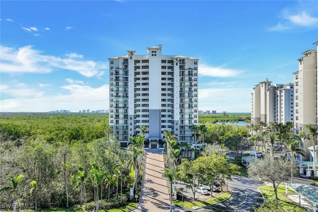 425 Cove Tower Drive Naples FL 34110