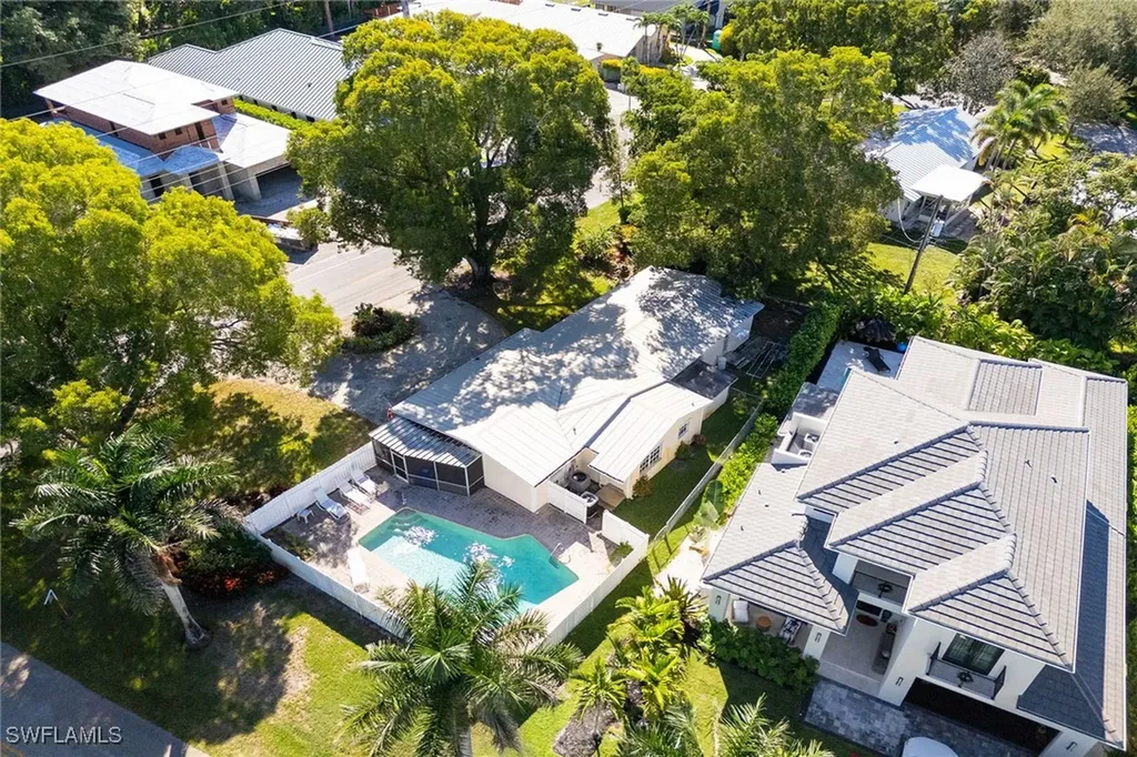 Naples FL, 1290 10TH Avenue N