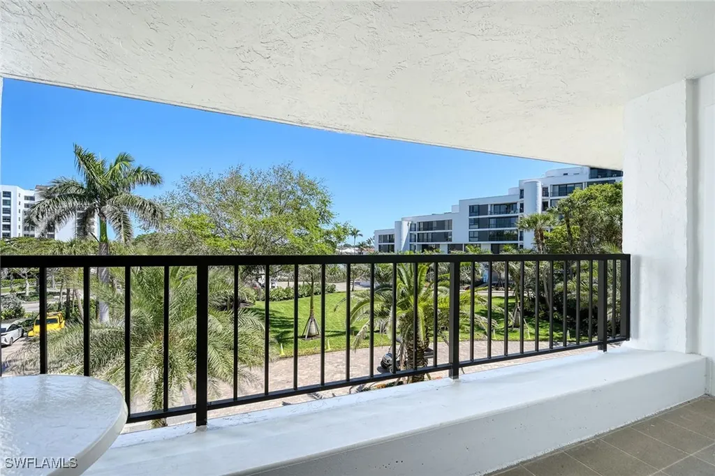2389 Gulf Shore Boulevard N Naples FL 34103