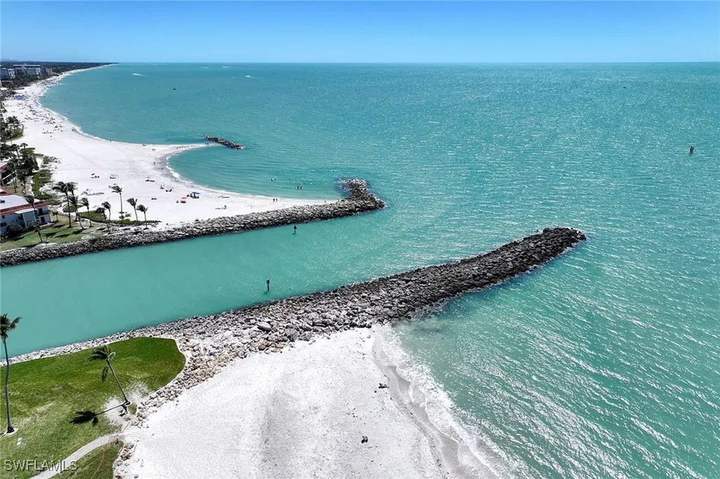 2389 Gulf Shore Boulevard N Naples FL 34103