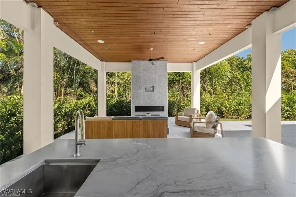 1800 Crayton Road Naples FL 34102