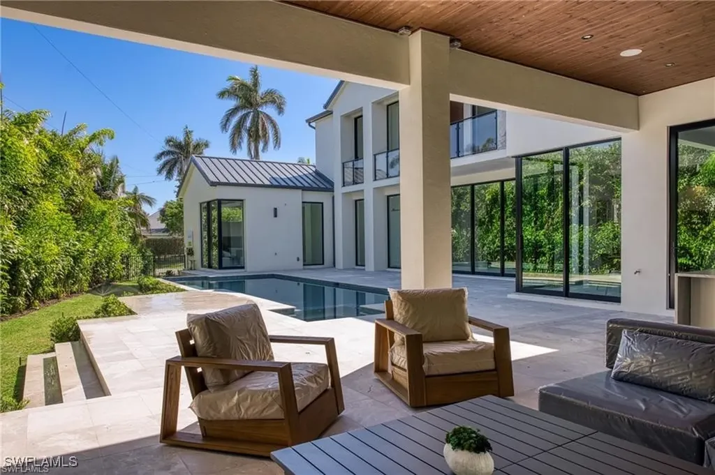 1800 Crayton Road Naples FL 34102