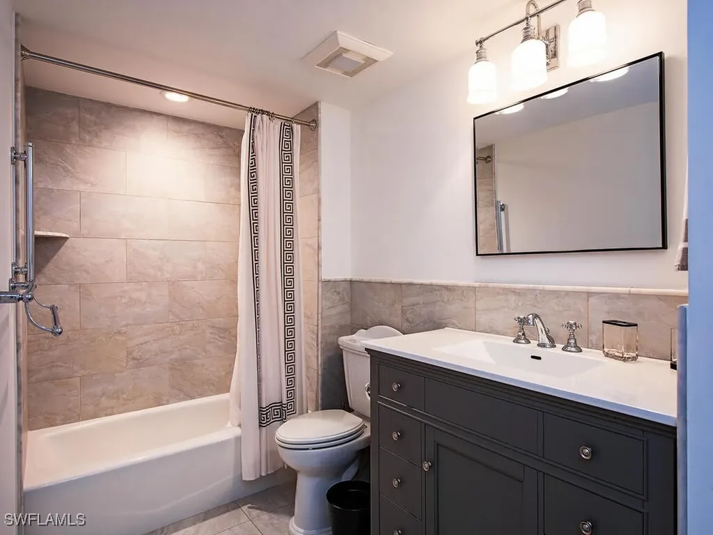 6585 Nicholas Boulevard Naples FL 34108