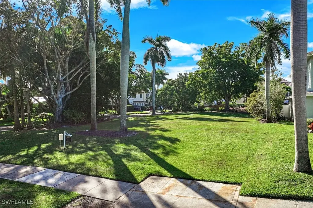 490 1st Avenue S Naples FL 34102