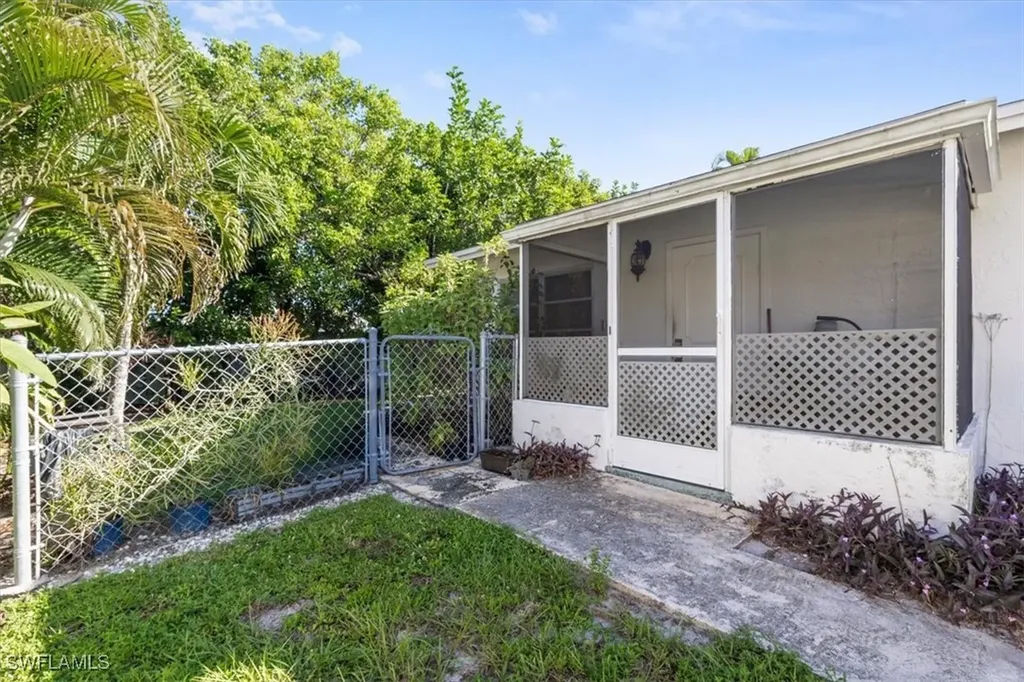 681/683 95th Avenue N Naples FL 34108